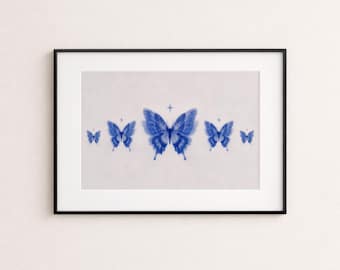 Stampa ad acquerello di farfalla blu, decorazione murale minimalista, sfondo testurizzato color bianco sporco.