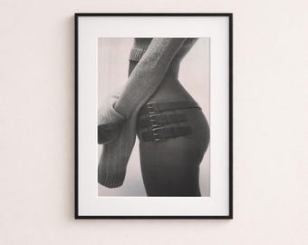 Stampa di moda con silhouette, dettaglio fibbia della cintura, poster editoriale minimalista, tonalità di grigio tenue