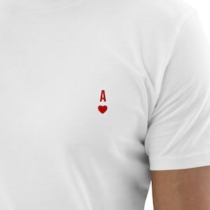 Letra A bordada e coração vermelho / Ás de copas, camiseta unissex orgânica 100% algodão, ideia de presente personalizada