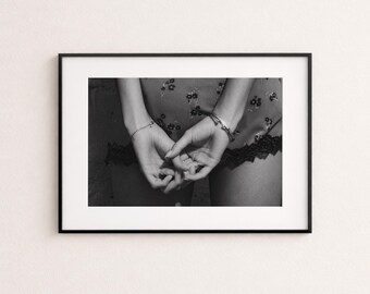 Stampa di mani in bianco e nero, fotografia intima su pellicola, quadro con abito di pizzo, poster femminile