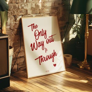 The Only Way Out Is Through Red Lipstick Typography Print, Motywacyjne Przypomnienie, Wyrazista Czerwona Minimalistyczna Grafika, Druk Typograficzny
