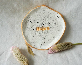 Plato de anillo de nombre personalizado / platos de anillo de bodas / Plato de baratija personalizado negro salpicado / Plato de anillo personalizado de oro