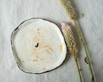 Plato de baratija de nombre inicial personalizado, plato de anillo inicial personalizado, plato de joyería de oro y negro salpicado, regalo de compromiso, regalo de bodas