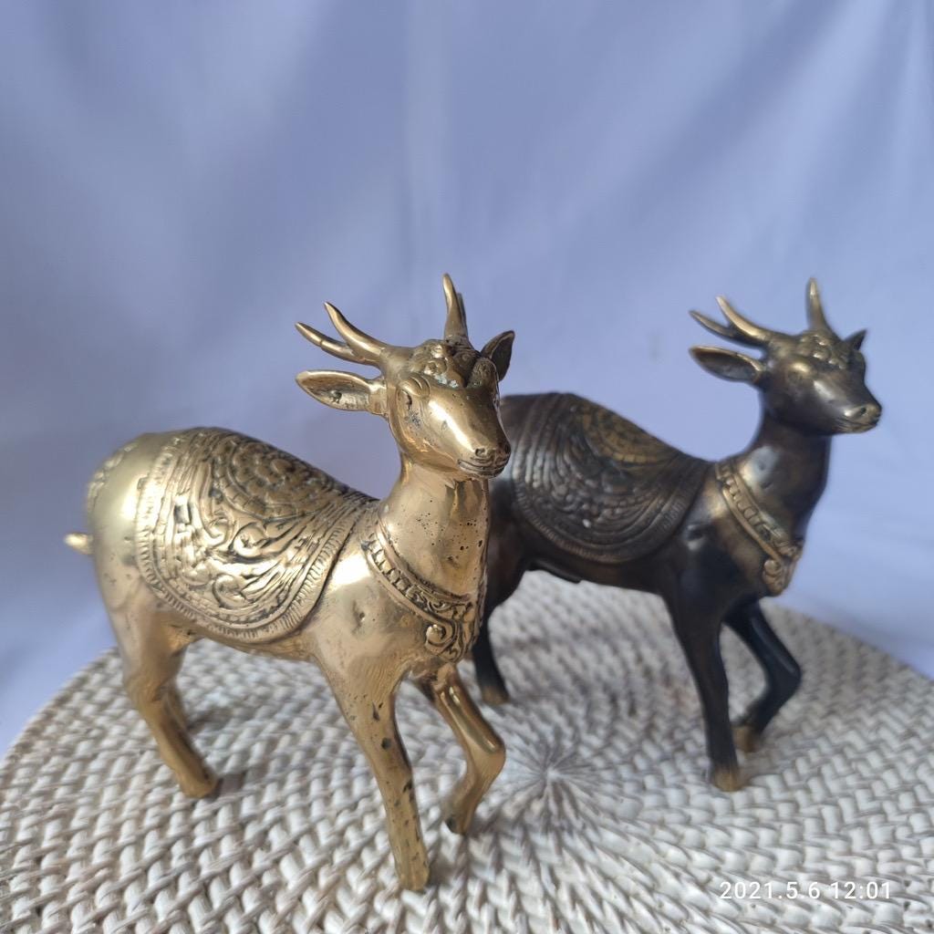 ゴールドとヴィンテージの鹿の真鍮の置物 | 高さ 5.9 インチの鹿の真鍮