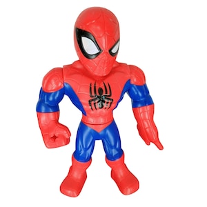 Puede incluir: Una figura de acci&oacute;n de pl&aacute;stico roja y azul de Spiderman con un logotipo de ara&ntilde;a negro en el pecho. La figura tiene una cabeza grande y brazos musculosos.