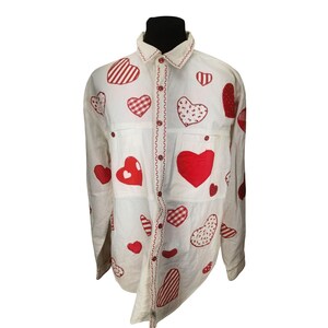 Vintage Levi's damesblouse uit de jaren 90, wit, met knoopjes en rood hartjespatroon, maat L