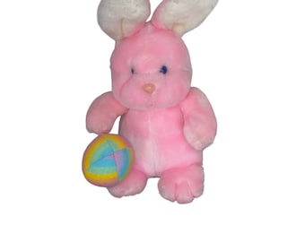 フルーティーなデニムオーバーオールを着たピンクのウサギの