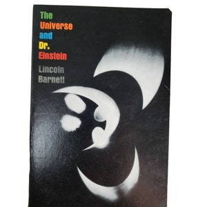 Può includere: Una copertina di libro nera con il titolo "The Universe and Dr. Einstein" di Lincoln Barnett. La copertina presenta un design astratto bianco.