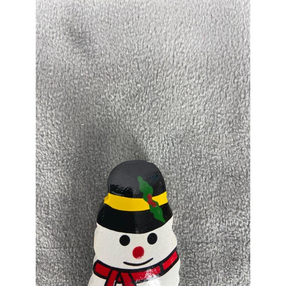 Albero Di Natale E Una Sciarpa Verde Del Cappello Del Pupazzo Di Neve Rosso E Image61906972