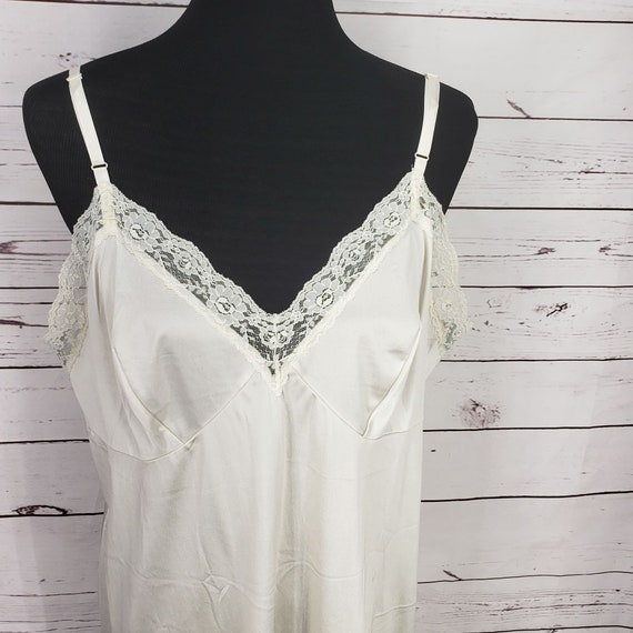 Vintage Women's Cream Colored Off White Lace V-Ne… - image 9