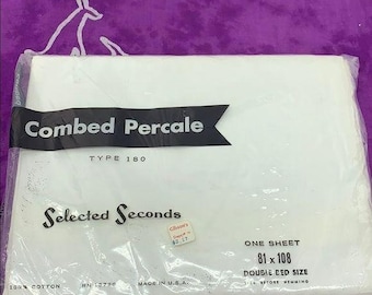 Könnte beinhalten: Ein weißes Baumwolltuch in einer Plastiktüte mit dem Text "Combed Percale Type 180 Selected Seconds" und "One Sheet 81 x 108 Double Bed Size".