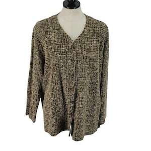 Puede incluir: Una camisa de manga larga con botones, cuello en V y estampado a cuadros marrón y blanco.