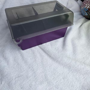 Boîte de rangement vintage Rubbermaid violette pour disquettes 3,5 pouces, réf. 12420, fabriquée aux États-Unis.