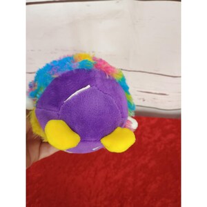 Peluche de Mickey Mouse de Disney de 11,4 cm (4,5 pulgadas), con diseño tie-dye y bola antiestrés, multicolor. imagen 5