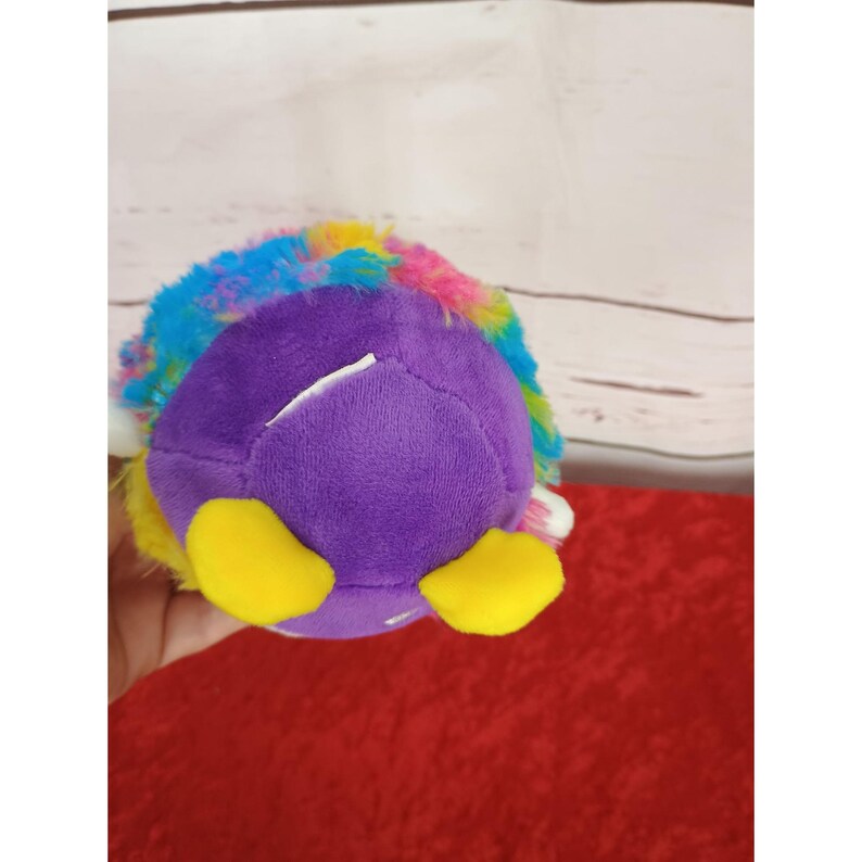 Peluche de Mickey Mouse de Disney de 11,4 cm (4,5 pulgadas), con diseño tie-dye y bola antiestrés, multicolor. imagen 5