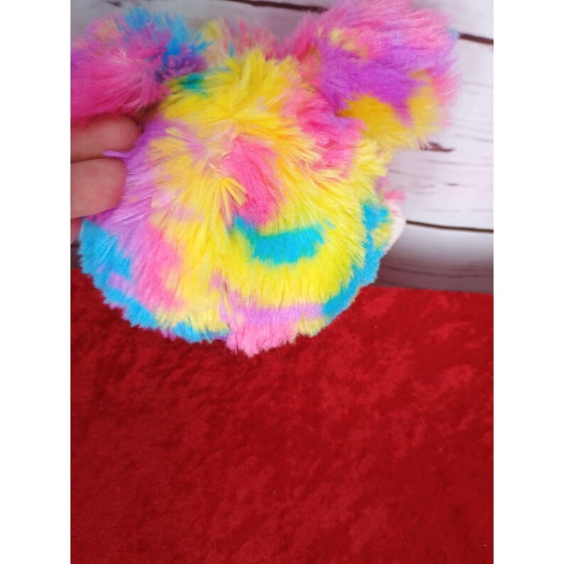 Peluche de Mickey Mouse de Disney de 11,4 cm (4,5 pulgadas), con diseño tie-dye y bola antiestrés, multicolor. imagen 2