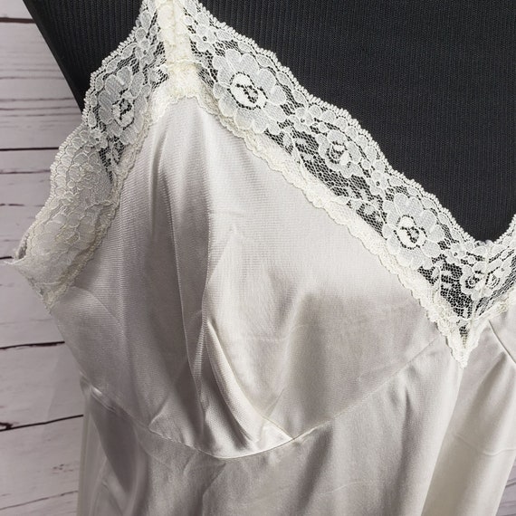 Vintage Women's Cream Colored Off White Lace V-Ne… - image 8