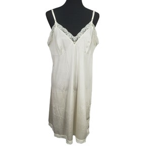 Vintage mujer color crema apagado blanco encaje V-cuello íntimo nylon tamaño de deslizamiento completo 42/26&quot;