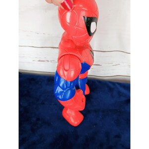 Puede incluir: Una figura de acci&oacute;n de pl&aacute;stico roja y azul de Spiderman. La figura tiene un dise&ntilde;o detallado con un patr&oacute;n de telara&ntilde;a en el traje.