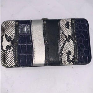 Svart silverfärgad plånbok i konstläder och ormskinn med flera tryckknappar