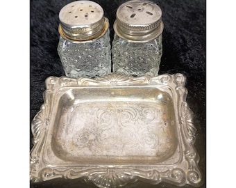 Mini salières et poivrières vintage en verre taillé argenté, bouteilles et plateau
