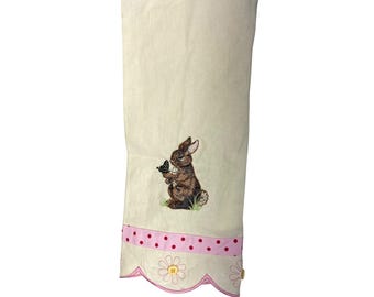 Toalla de mano bordada con conejo de Woodland Sanctuary, 16x29 pulgadas, 45% algodón, 55% lino.