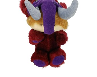 Mamut lanudo de peluche Carousel By Guyt, color rojo y morado, fabricado en Corea en 1995.