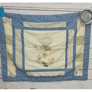Taie d'oreiller vintage faite main Sunbonnet Sue, à motifs floraux et bordures bleues
