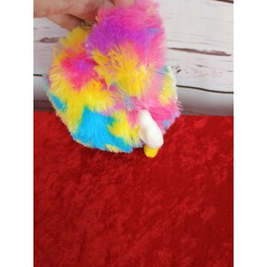 Peluche de Mickey Mouse de Disney de 11,4 cm (4,5 pulgadas), con diseño tie-dye y bola antiestrés, multicolor. imagen 3