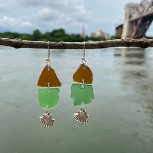 Boucles d&#39;oreilles minimalistes en verre de mer marron - boucles d&#39;oreilles faites à la main - boucles d&#39;oreilles faites maison - artisanat au trésor des sentiers