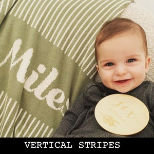 Manta de bebé personalizada Rayas verticales 5 tallas. Manta de punto 100% algodón. imagen 1