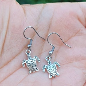 Turtle Charm Dangle Earrings – Sea Turtle Drop Earrings, Ocean Inspired Jewelry, Cute Animal Earrings Gift for Her, Beach Lover Accessory