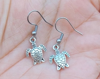 Turtle Charm Dangle Earrings – Sea Turtle Drop Earrings, Ocean Inspired Jewelry, Cute Animal Earrings Gift for Her, Beach Lover Accessory