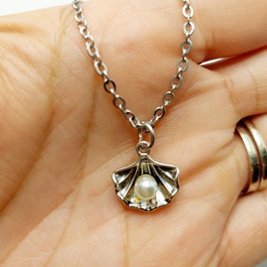 Seashell Charm Necklace – Beachy Ocean Jewelry, Coastal Summer Pendant, Mermaidcore Aesthetic, Gift for Her, Dainty Sea Shell Necklace