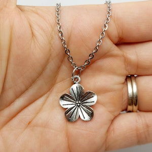 Hibiscus Charm Necklace – Tropical Flower Jewelry, Hawaiian Floral Necklace, Summer Beach Accessories, Gift for Her