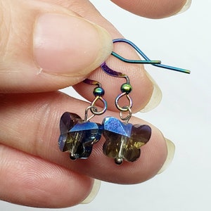 Pendientes colgantes de mariposa iridiscente: joyería de plata hecha a mano para mujer, un regalo único para ella, pendientes de mariposa brillantes.