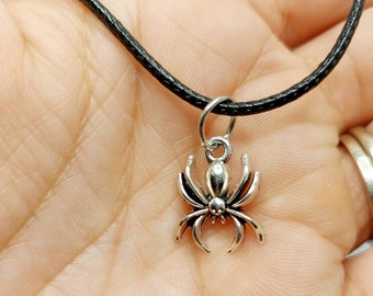 Spider Charm Necklace – Gothic Halloween Jewelry, Creepy Cute Arachnid Necklace, Spooky Gift for Her, Witchy Accessory
