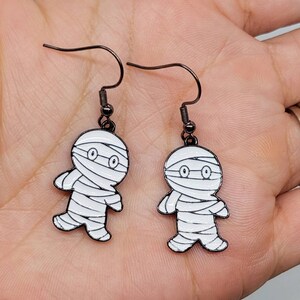 Mummy Charm Dangle Earrings – Spooky Halloween Jewelry, Cute Mummy Earrings, Creepy Cute Accessory, Fun Gift for Her