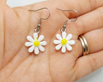 Acryl Gänseblümchen Charm Ohrringe - Niedliche Blumen CharmOhrringe, Kawaii Blumen Schmuck, Frühling Gänseblümchen Ohrringe, lustiges Geschenk für Sie, Y2K Ästhetik
