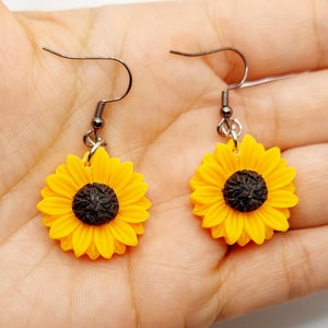 Pendientes colgantes de girasol: joyería floral bohemia, pendientes de flores amarillas para ella, regalo inspirado en la naturaleza, pendientes de verano con un toque especial.