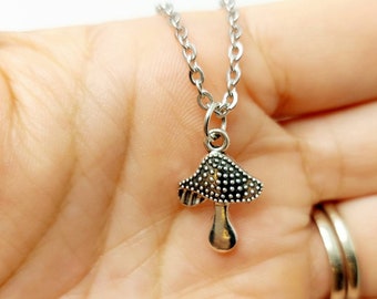 Collar con dije de hongo: joyería estética cottagecore, dije de hongo caprichoso, accesorio inspirado en la naturaleza, regalo de estilo hada para ella