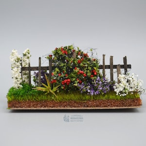 Petite clôture de roseraie avec roses trémières | 3 pouces | Miniature pour jardin de maison de poupée