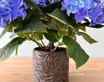 Handgefertigter Keramik Übertopf für Blumen mit Schnitzmuster - Perfekt für Zimmerpflanzen, auch als kleine Geschenkidee, Keramik Blumentopf