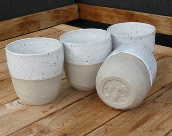 Handgemachter Keramikbecher 250 ml weiß gesprenkelter Ton & Schriftzug, Geschenkidee beste Freundin Becher, Tassen ohne Henkel getöpfert