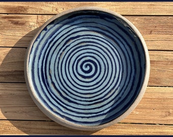 Keramik Schale bemalt mit einzigartigem Muster, außen naturbelassen, als Dekoschale, Servierteller, Geschenk für Sie, creative Geschenkidee