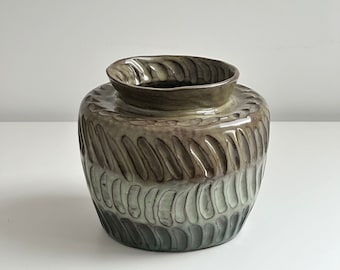 Handgefertigte Keramikvase in grün - einzigartiges Geschenk für jeden Anlass, Vase Keramik mit Rillen, Vase Keramik handgemacht Vase vintage