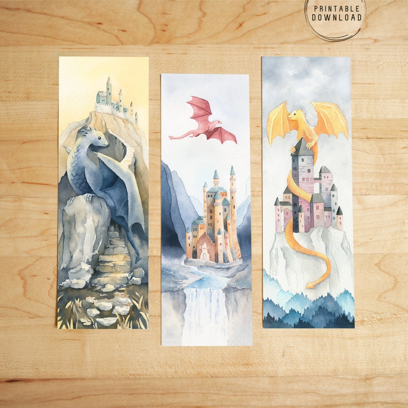 K&ouml;nnte beinhalten: Drei Aquarell-Lesezeichen mit Drachen und Burgen. Das erste Lesezeichen zeigt einen blauen Drachen, der auf einem Felsen sitzt, mit einer Burg im Hintergrund. Das zweite Lesezeichen zeigt einen rosa Drachen, der &uuml;ber einer Burg mit einem Wasserfall im Vordergrund fliegt. Das dritte Lesezeichen zeigt einen gelben Drachen, der sich um eine Burg auf einem Berg windet.
