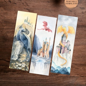 K&ouml;nnte beinhalten: Drei Aquarell-Lesezeichen mit Drachen und Burgen. Das erste Lesezeichen zeigt einen blauen Drachen, der auf einem Felsen sitzt, mit einer Steintreppe, die zu einer Burg im Hintergrund f&uuml;hrt. Das zweite Lesezeichen zeigt einen rosa Drachen, der &uuml;ber einen Wasserfall und eine Burg in der Ferne fliegt. Das dritte Lesezeichen zeigt einen gelben Drachen, der auf einer Burg sitzt, mit einem Gebirge im Hintergrund.