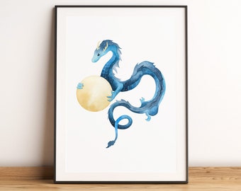 Op de afbeelding: Een blauwe aquareldraak met een sterrenpatroon die een gele maan vasthoudt. De draak is opgerold in een cirkel met zijn staart om zijn lichaam gewikkeld. De maan bevindt zich in het midden van de cirkel.