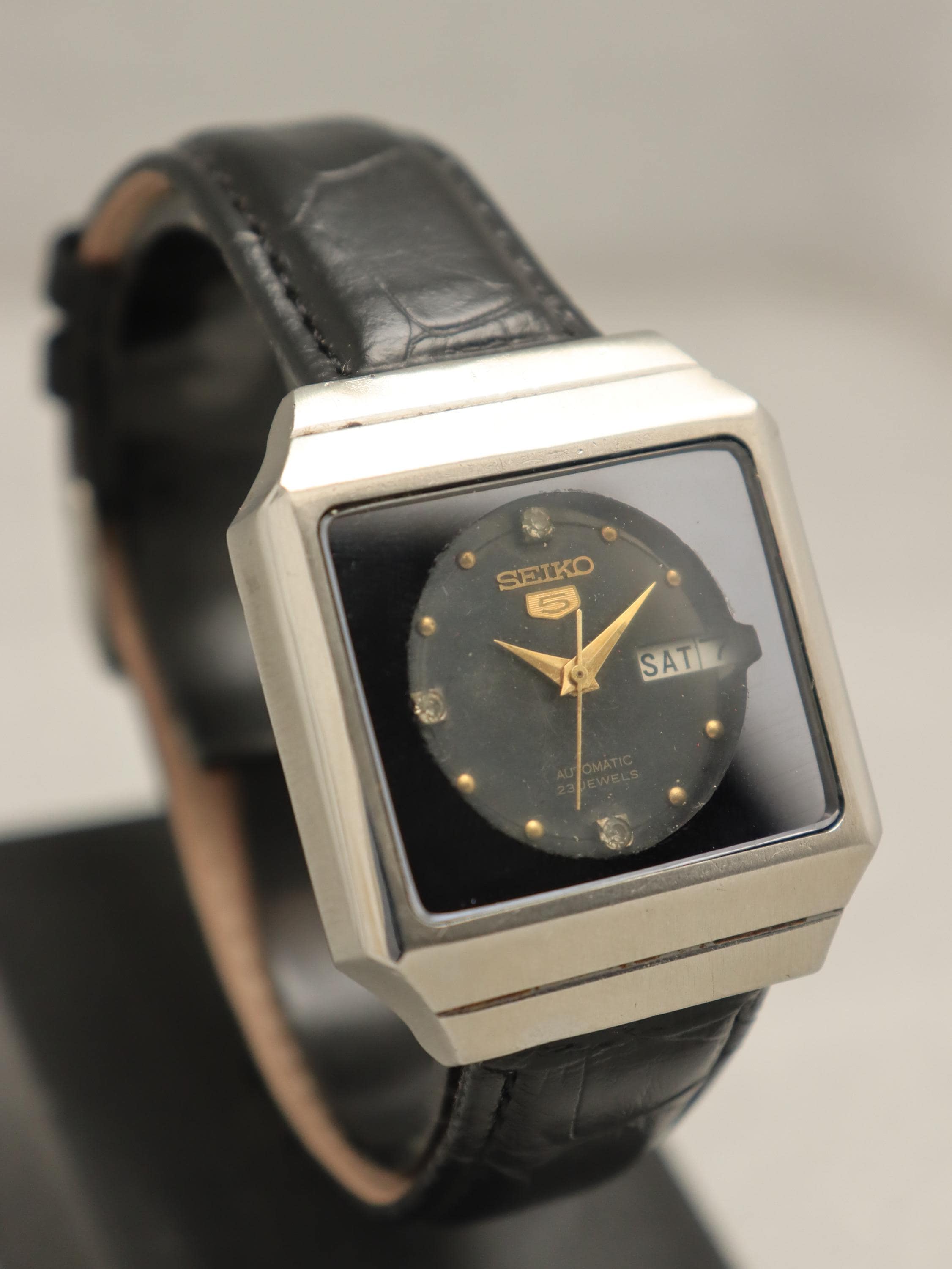 希少 稼働品 SEIKO ローマン 黒文字盤 スクエア型 80年代 希少 稼働品 SEIKO ローマン 黒文字盤 スクエア型 80年代
